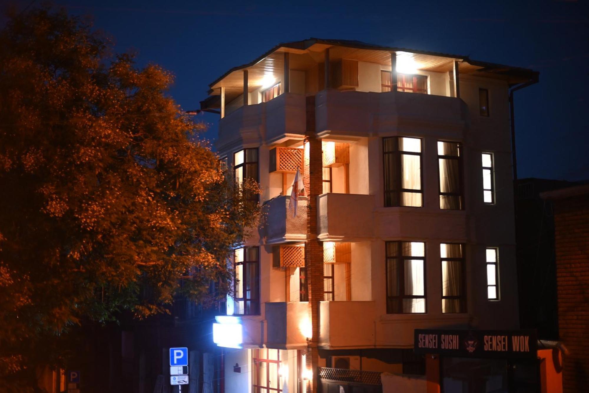Hotel Well Inn ティビリシ エクステリア 写真