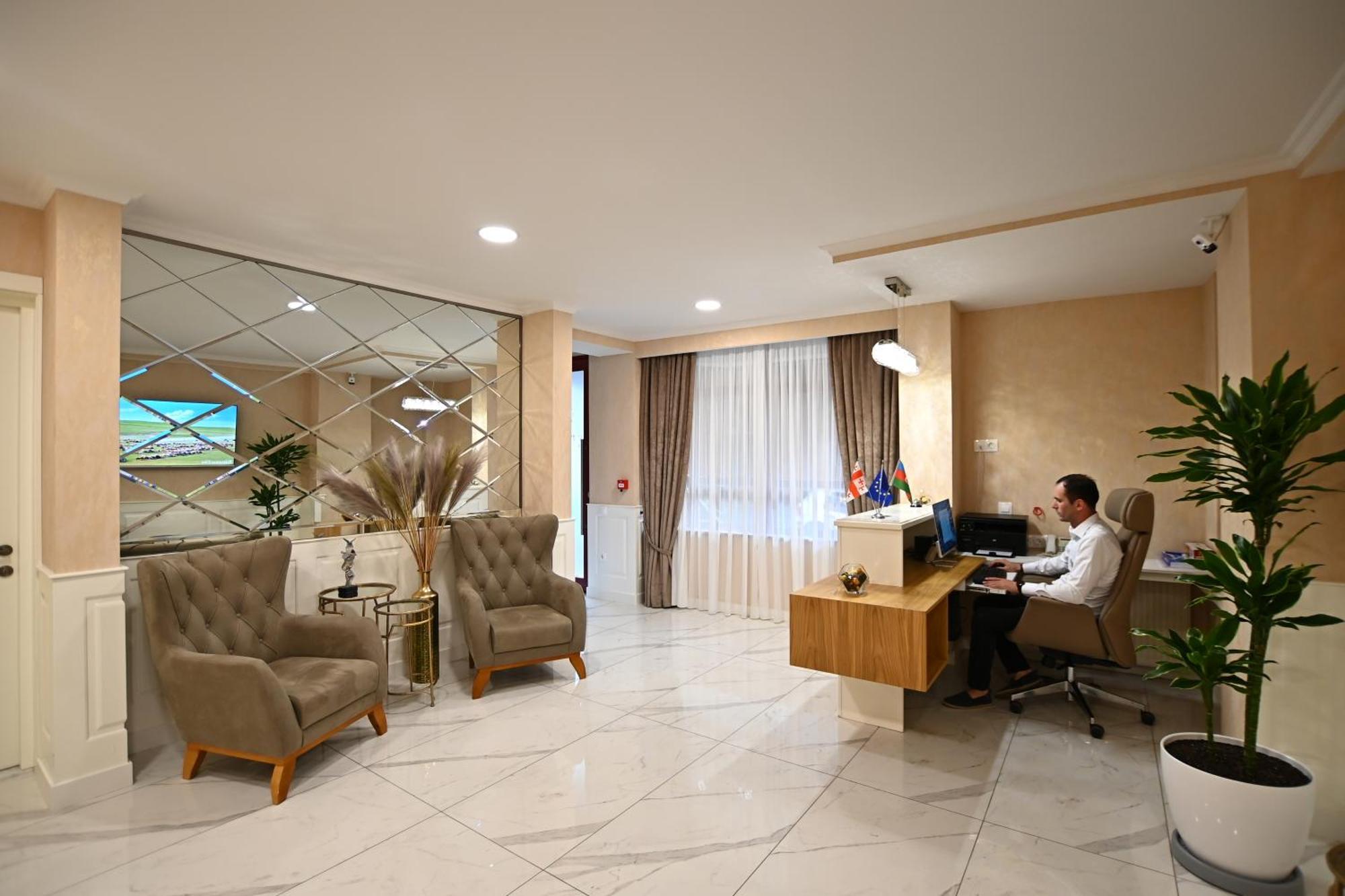 Hotel Well Inn ティビリシ エクステリア 写真
