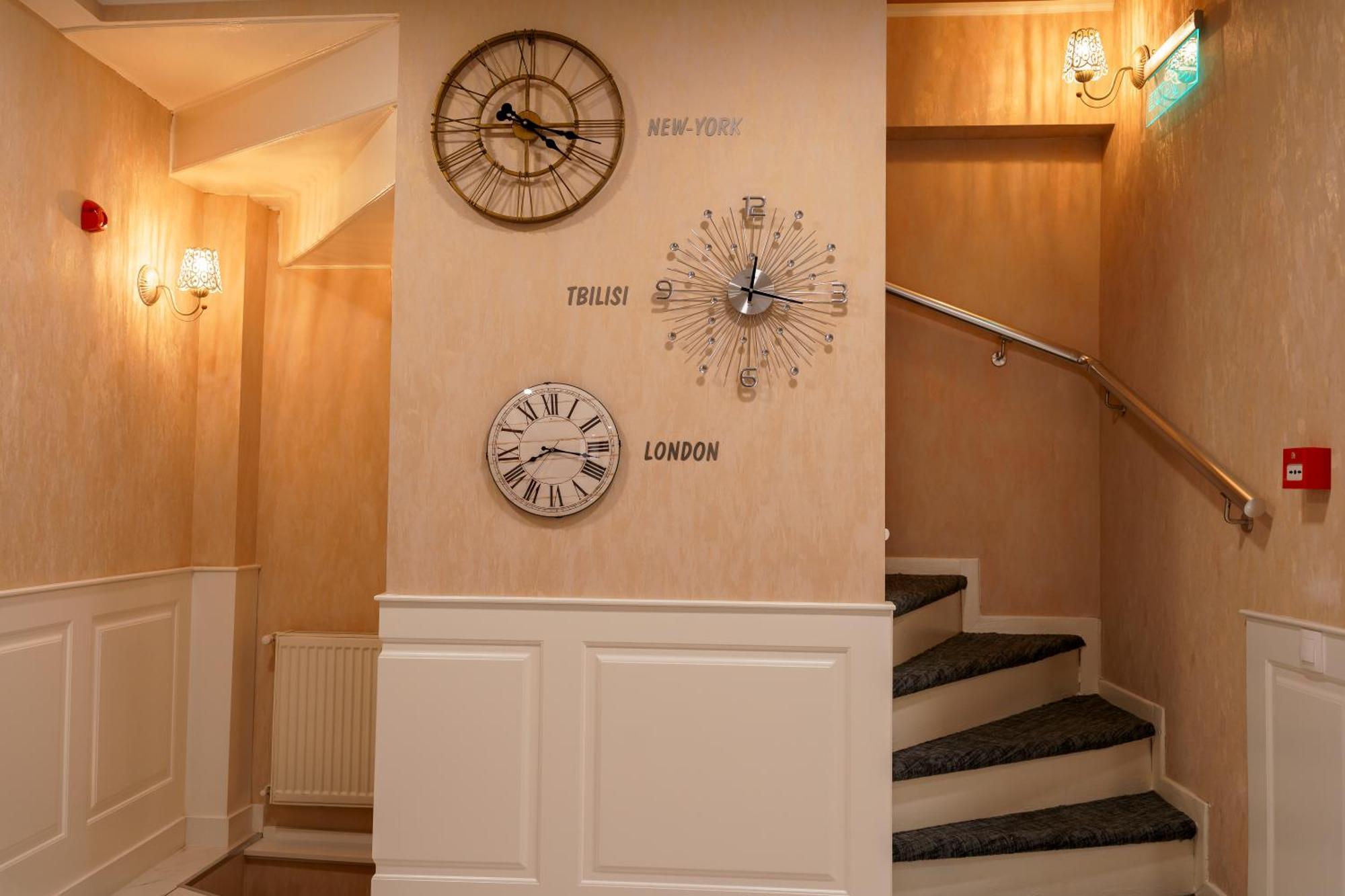Hotel Well Inn ティビリシ エクステリア 写真