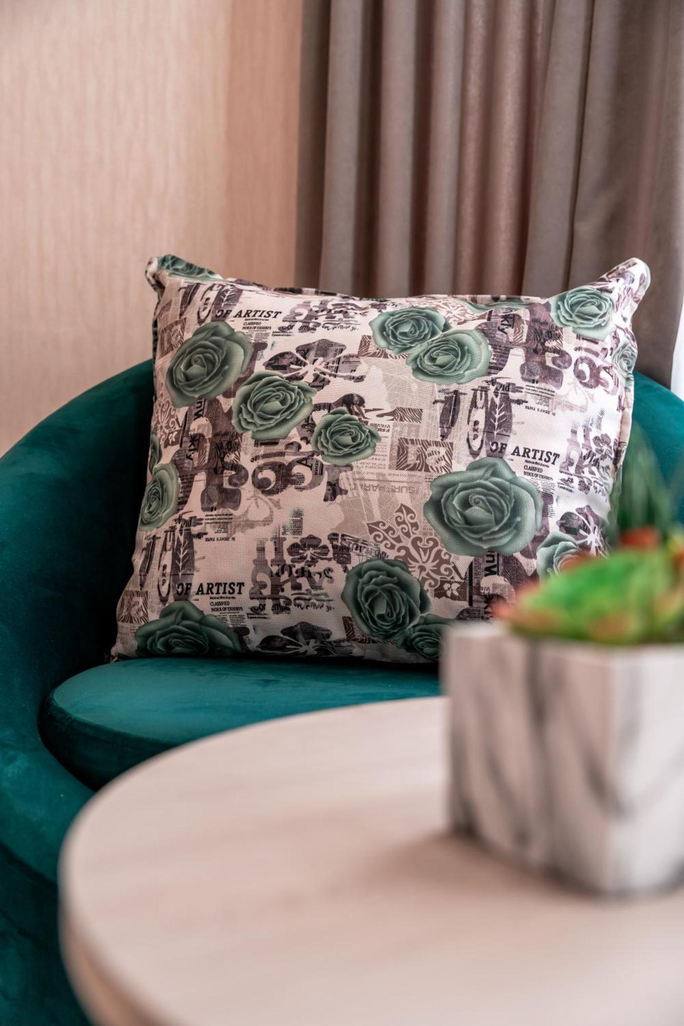 Hotel Well Inn ティビリシ エクステリア 写真