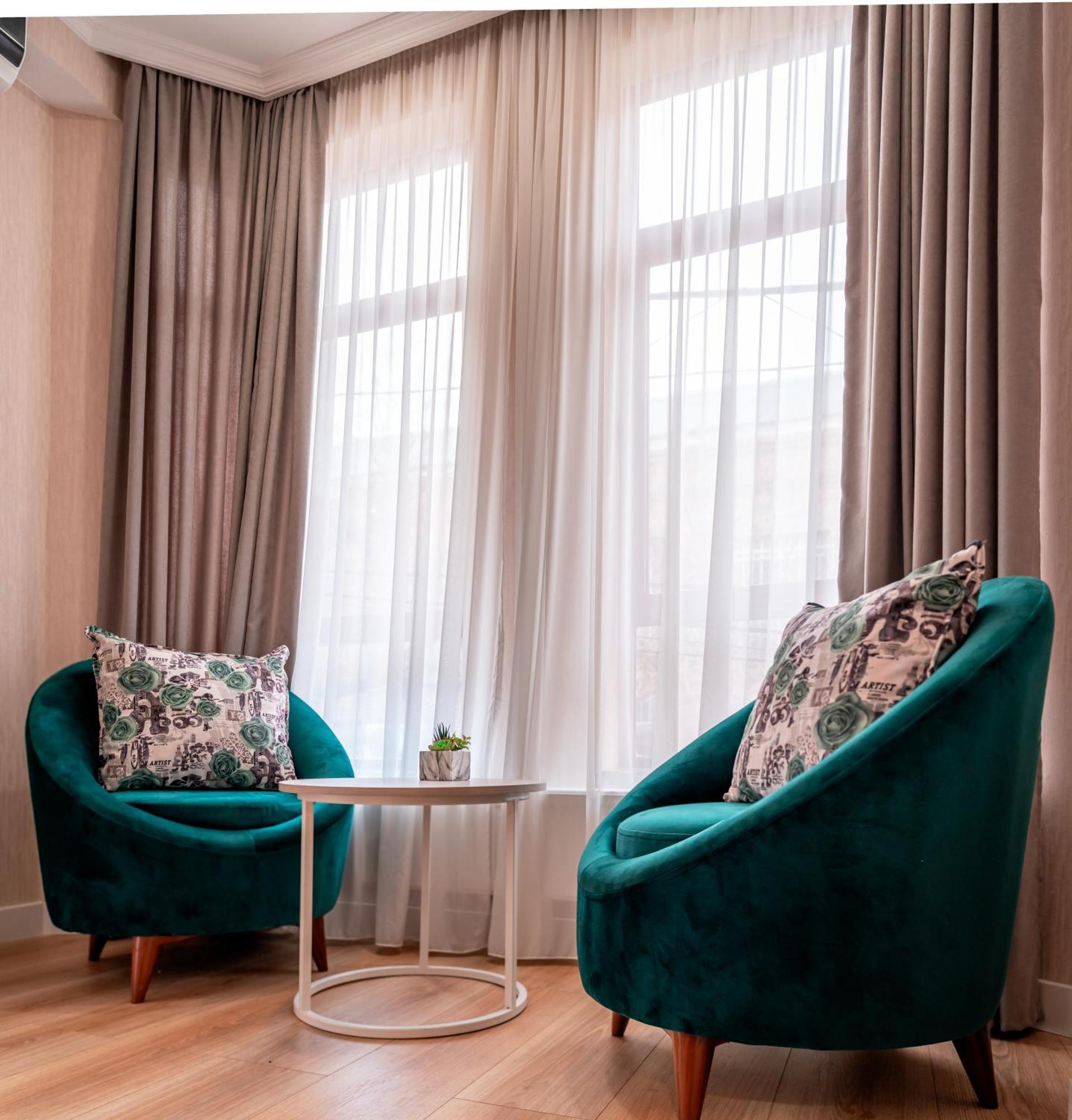 Hotel Well Inn ティビリシ エクステリア 写真