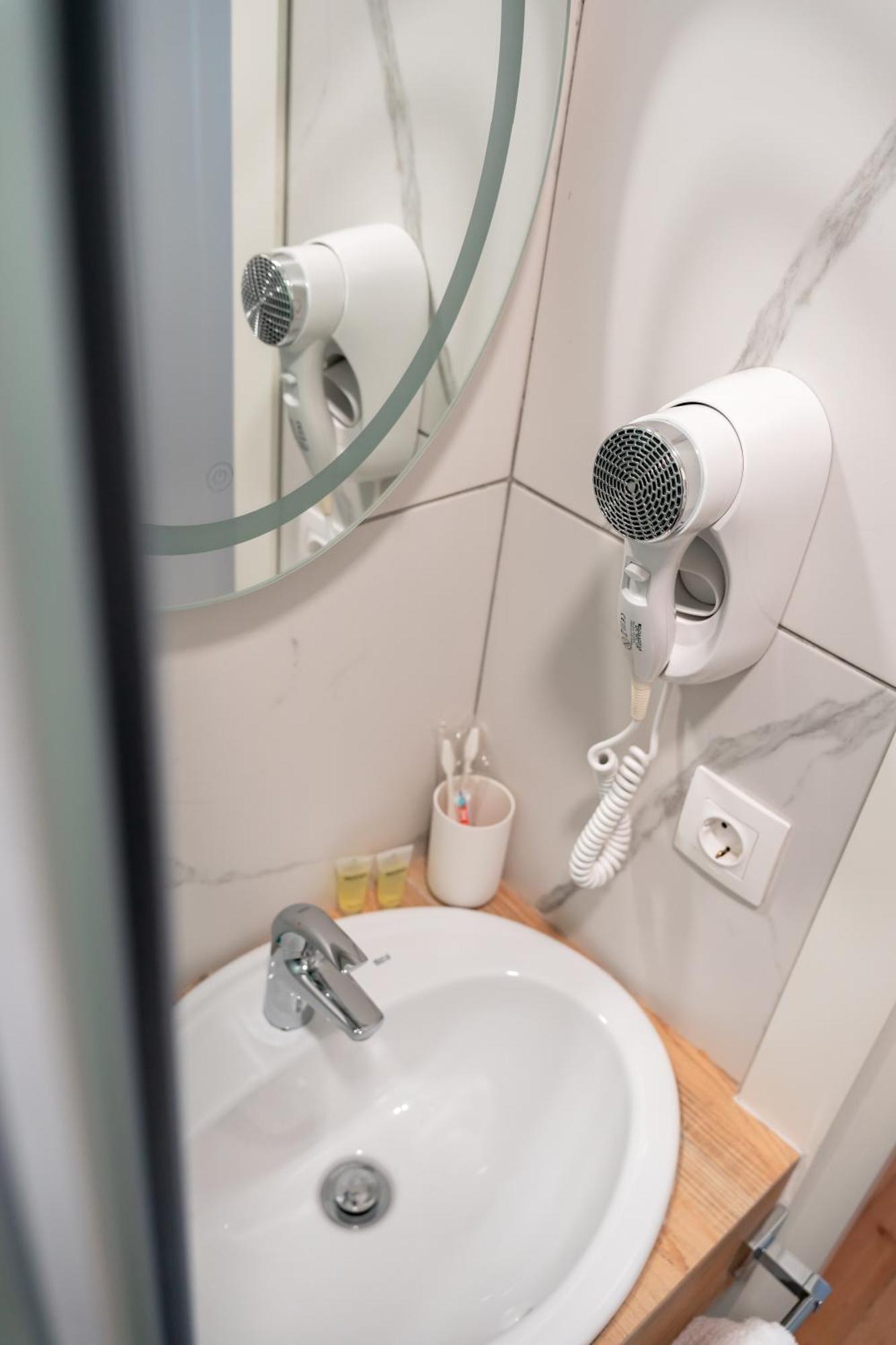 Hotel Well Inn ティビリシ エクステリア 写真
